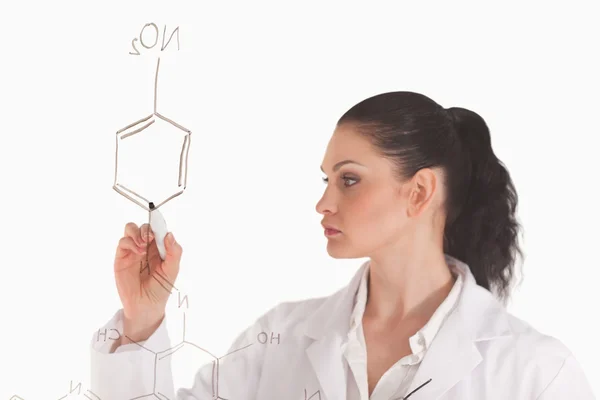 Mulher isolada escrevendo uma fórmula em um quadro branco — Fotografia de Stock