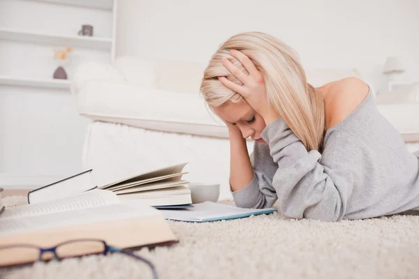 Attraktiv blond kvinna frustrerad med hennes böcker — Stockfoto
