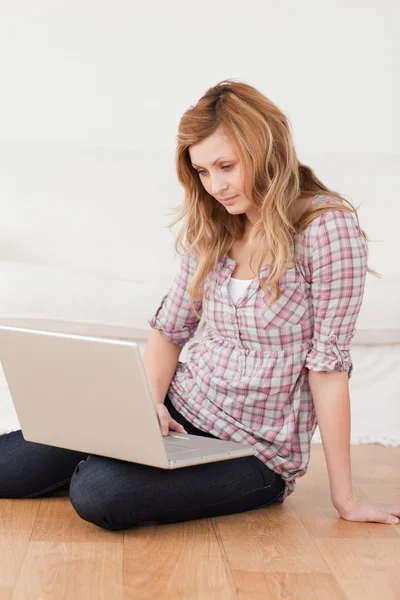 Konzentrierte Frau surft auf ihrem Laptop — Stockfoto