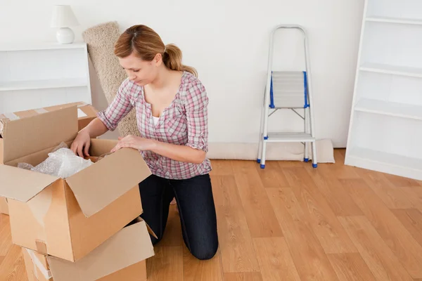 Blond kvinna som förbereder sig för att flytta hus — Stockfoto