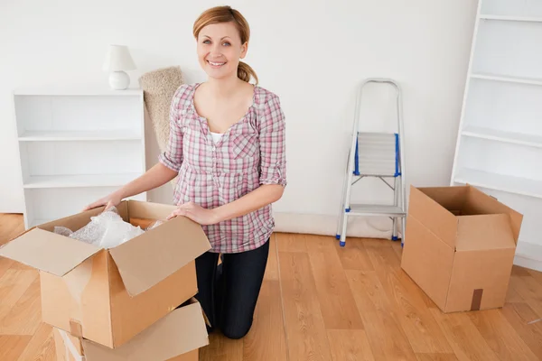 Ung blond kvinna som förbereder sig för att flytta hus — Stockfoto