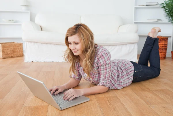 Roztomilá žena chatování na svém laptopu — Stock fotografie