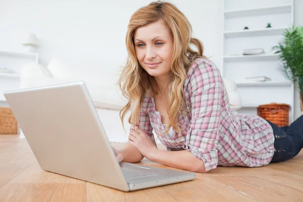 Mulher atraente conversando em seu laptop — Fotografia de Stock