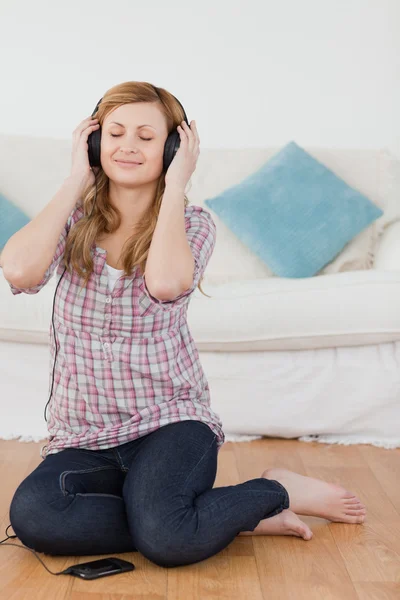 Ελκυστική ξανθιά μαλλιά γυναίκα, να ακούτε μουσική με ακουστικά — Φωτογραφία Αρχείου