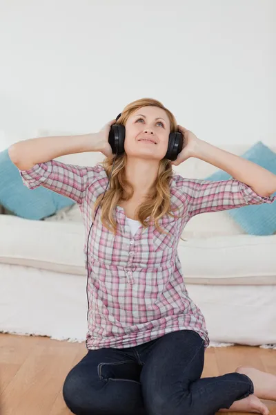 Ευτυχισμένη ξανθά μαλλιά γυναίκα, να ακούτε μουσική με ακουστικά — Φωτογραφία Αρχείου