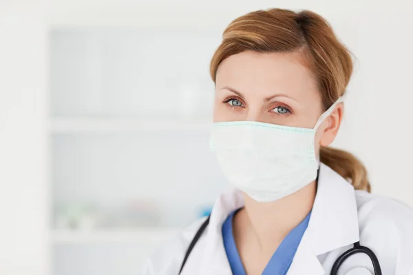 Vrouwelijke wetenschapper met een masker en een stethoscoop poseren — Stockfoto