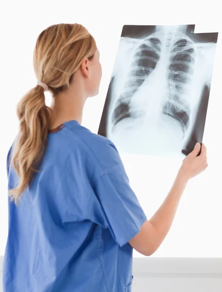 Médecin femme isolée regardant une radiographie — Photo