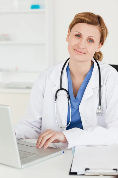 Young doctor looking at the camera — Stock Photo, Image