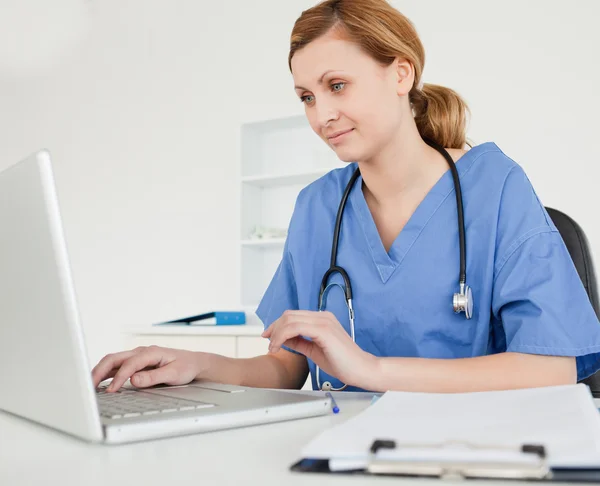 Ładny kobiece kobieta lekarz pracuje na jej laptopie — Zdjęcie stockowe