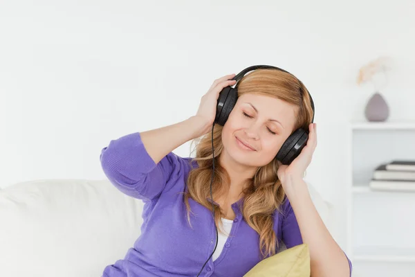 Piękna, rudowłosa kobieta, słuchania muzyki i korzystania mome — Zdjęcie stockowe