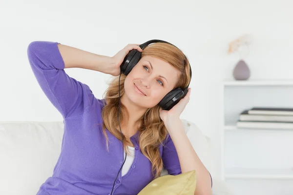 Atrakcyjna kobieta Ruda, słuchania muzyki i korzystania — Zdjęcie stockowe