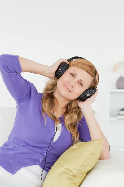 Добре виглядає рудоволоса жінка слухає музику і насолоджується — стокове фото