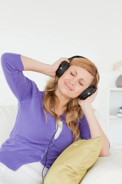 Porträtt av en söt rödhårig kvinna lyssna på musik och enj — Stockfoto