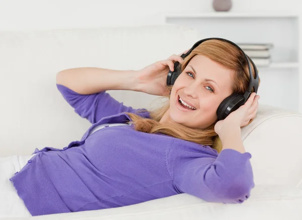 快乐红头发的女人听听音乐，享受 mome — 图库照片