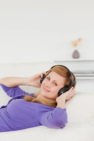 Usmívající se zrzavý žena poslouchá hudbu a těší mom — Stock fotografie