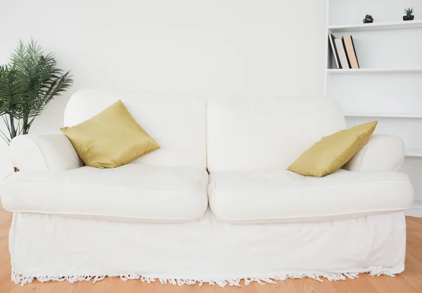 Sofá de couro branco — Fotografia de Stock