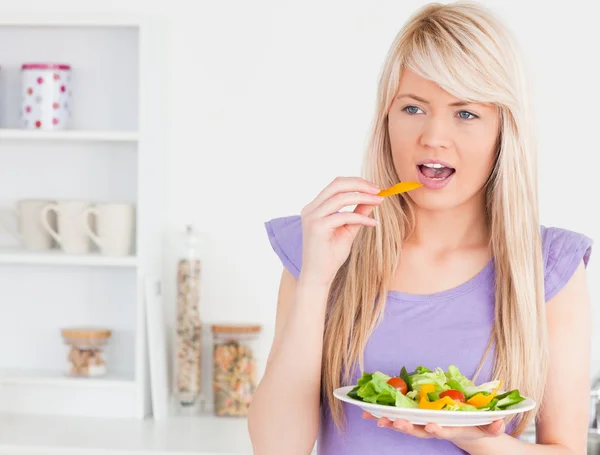 Sorridente femmina mangiare la sua insalata — Foto Stock