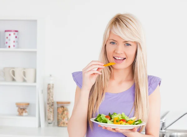 Sorrindo mulher comendo sua salada — Fotografia de Stock