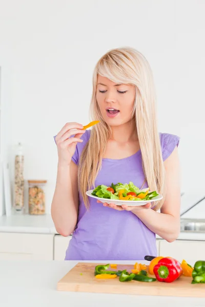 Femme heureuse mangeant sa salade — Photo