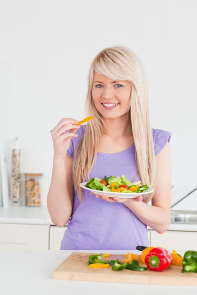 Привлекательная улыбающаяся женщина ест свой салат — стоковое фото