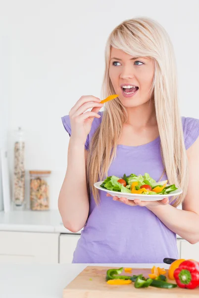 Aantrekkelijke lachende vrouw genieten van haar salade — Stockfoto