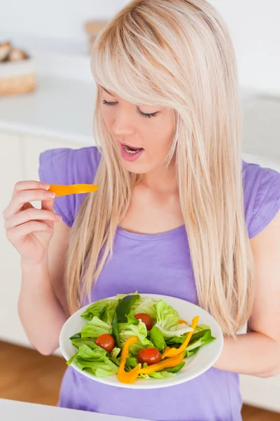 Aantrekkelijke lachende vrouw genieten van haar salade — Stockfoto