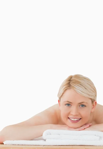 Junge schöne blonde Frau posiert in einem Wellnesszentrum — Stockfoto