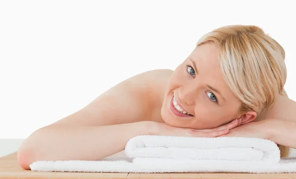 Jovem mulher loira bonita posando em um centro de spa — Fotografia de Stock