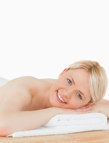 Jovem bonita loira mulher posando em um centro de spa — Fotografia de Stock