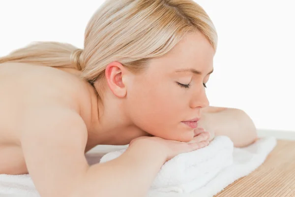 Jovem bonita loira mulher relaxante em um centro de spa — Fotografia de Stock