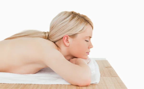 Jovem linda mulher loira relaxante em um centro de spa — Fotografia de Stock