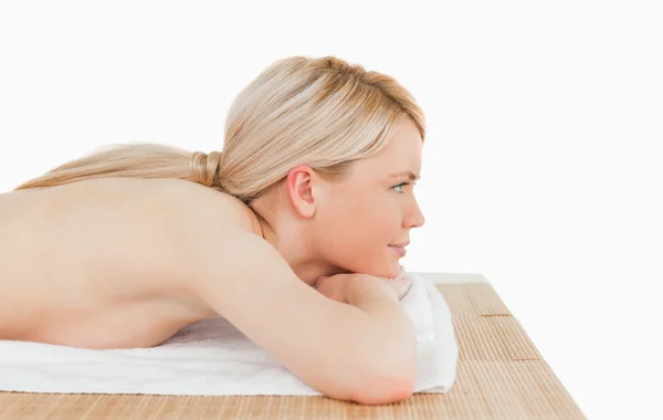 Jeune femme blonde attrayante posant dans un centre de spa — Photo
