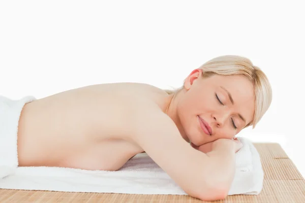 Przepiękny młody blond kobieta relaks w centrum spa — Zdjęcie stockowe