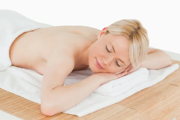 Young beautiful female relaxing in a spa centre — Stock Photo, Image