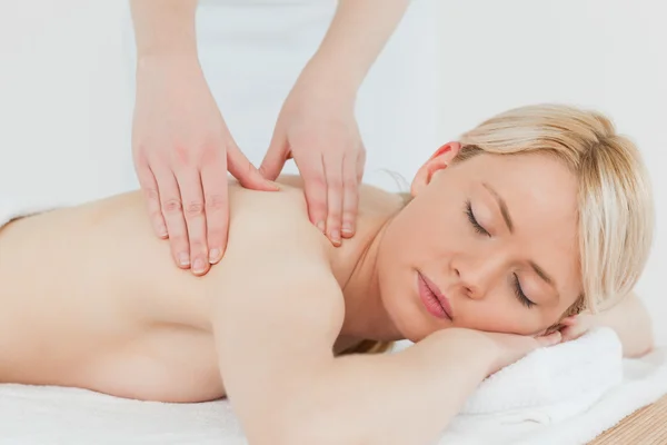 Closeup of young attractive blonde female receiving a back massa — Stock Photo, Image