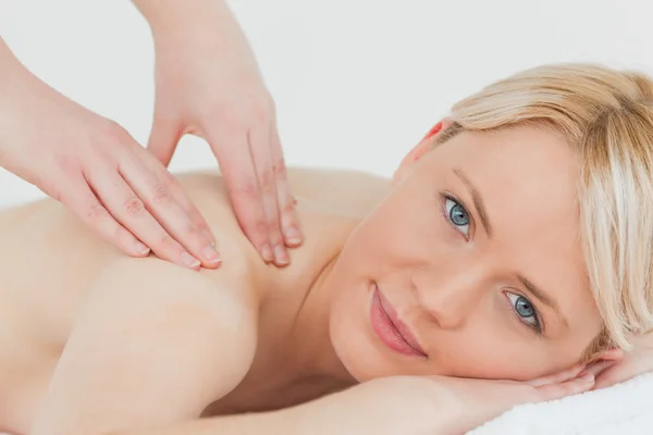 Primer plano de la joven rubia bonita recibiendo un masaje de espalda — Foto de Stock