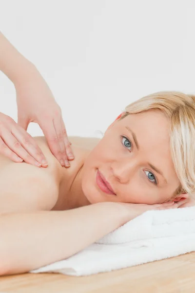 Primer plano de la joven rubia bonita recibiendo un masaje de espalda —  Fotos de Stock