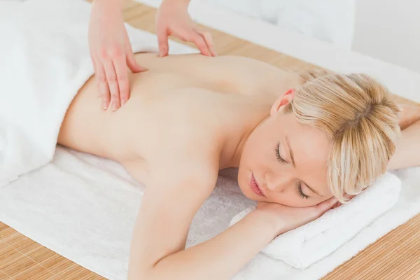 Closeup of young gorgeous blonde female receiving a back massage — Stock Photo, Image