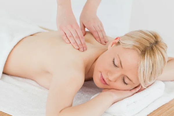 Fechar-se de jovem linda mulher loira recebendo uma massagem nas costas — Fotografia de Stock