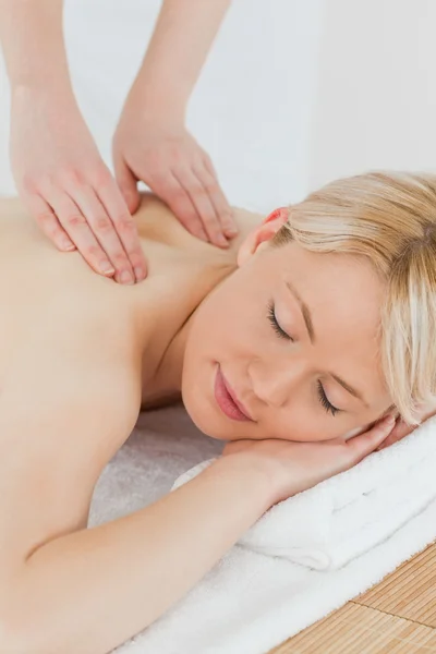 Zbliżenie młoda atrakcyjna kobieta odbiera masaż pleców — Zdjęcie stockowe
