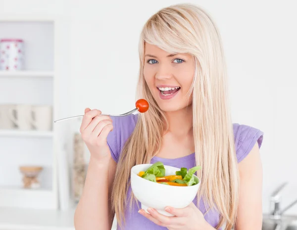 Prachtige lachende vrouw haar salade eten — Stockfoto