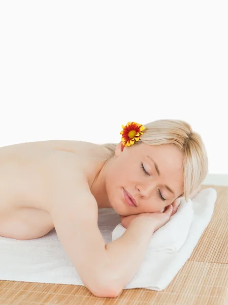 Jovem mulher bonita relaxando em um centro de spa — Fotografia de Stock
