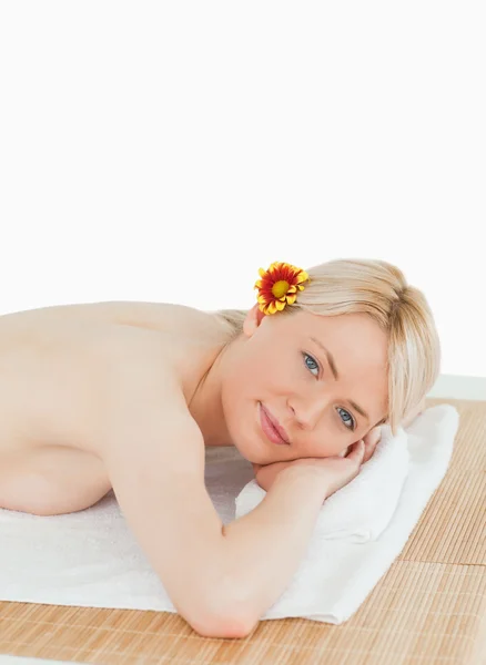 Jovem bonita mulher posando em um centro de spa — Fotografia de Stock