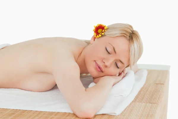 Jeune jolie femme relaxante dans un centre spa — Photo