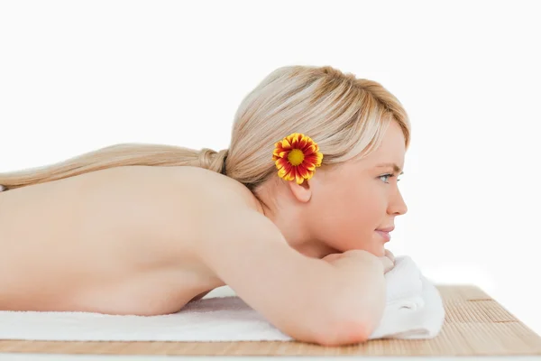 Joven mujer hermosa posando en un centro de spa —  Fotos de Stock
