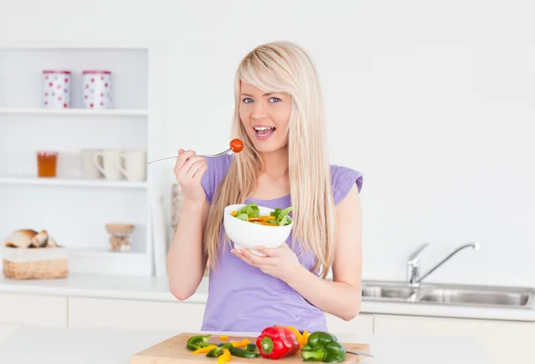 Sarışın gülümseyerek kadın onun salata yemek — Stok fotoğraf