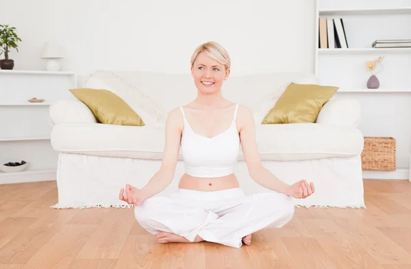 Belle femme blonde pratiquant le yoga — Photo