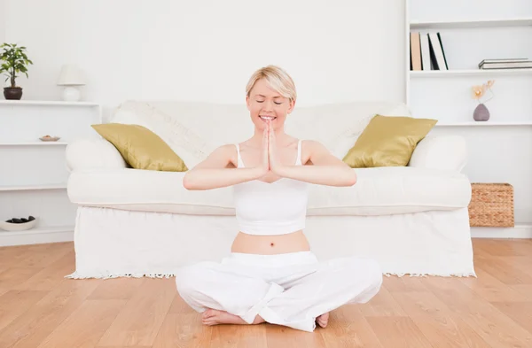 Mooie blonde vrouw praktizerende yoga — Stockfoto