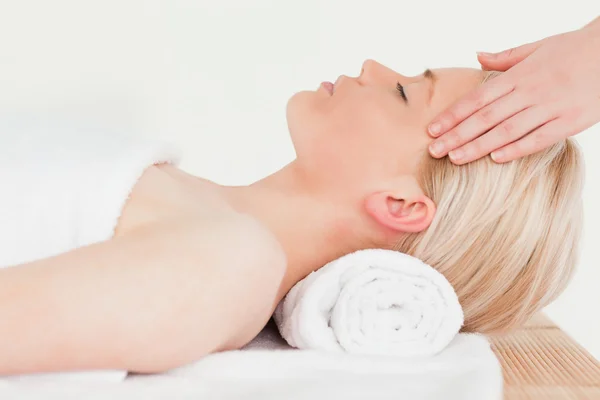 Söt blond kvinna njuter av hennes behandling i ett spa — Stockfoto