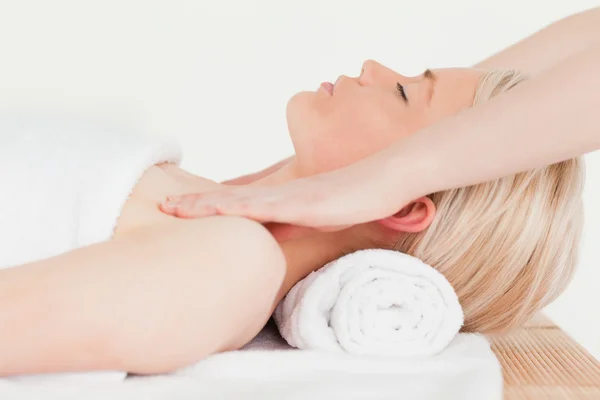 Mujer rubia encantada disfrutando de su tratamiento en un centro de spa —  Fotos de Stock